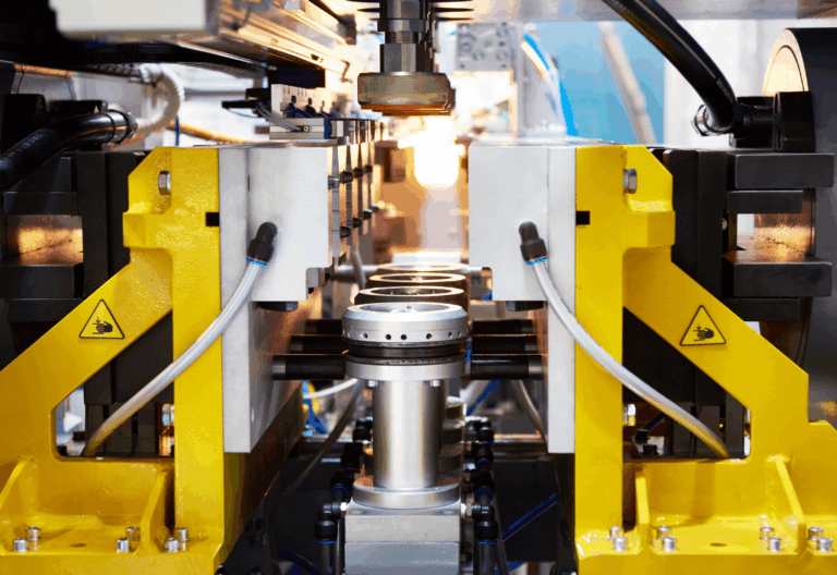 در قلب صنعت تولید پلاستیک، فرآیند تزریق پلاستیک (Injection Molding) نقشی محوری در ساخت قطعات با اشکال پیچیده و دقت ابعادی بالا ایفا می‌کند. این عملیات، که شامل ذوب پلیمر، تزریق آن به داخل قالب و سپس خنک‌کاری و خروج قطعه است، نیازمند جابجایی سریع، دقیق و ایمن مواد اولیه (گرانول‌ها)، اینسرت‌ها (در صورت وجود) و قطعات نهایی است. هرگونه نارسایی در جابجایی مواد در فرآیند تزریق می‌تواند منجر به نقص در قطعات، آسیب به قالب، افزایش زمان سیکل (Cycle Time)، افزایش ضایعات و در نهایت، تحمیل هزینه‌های گزاف به تولیدکننده شود.